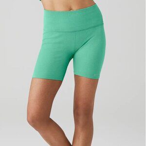 Alo Yoga 5" Seamless Ribbed Favorite Short Color Green in Size S